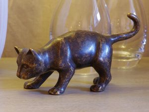 Tuinbeeld - bronzen beeld - Bruine kat / poes - Bronzartes - 13 cm hoog