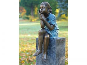 Tuinbeeld - bronzen beeld - zittend meisje - Bronzartes - 64 cm hoog