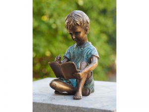 Tuinbeeld - bronzen beeld - Schrijvend Jongetje - Bronzartes - 15 cm hoog