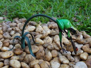 Tuinbeeld - bronzen beeld - Gekleurde kikker aan twijg / groen - Bronzartes - 13 cm hoog