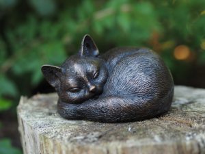 Tuinbeeld - bronzen beeld - Slapende kat / poes - Bronzartes - 9 cm hoog