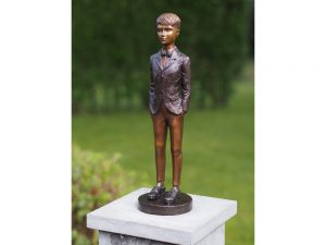 Tuinbeeld - bronzen beeld - keurige jongen