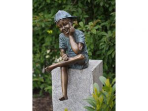 Tuinbeeld - bronzen beeld - Zittende jongen met pet - Bronzartes - 59 cm hoog