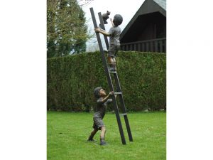 Tuinbeeld - bronzen beeld - 2 Kinderen op ladder met kat - 208 cm hoog Bronzartes