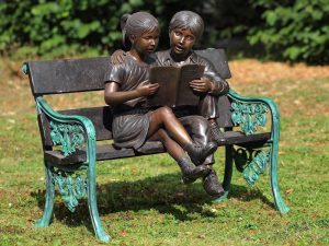 Tuinbeeld - bronzen beeld - 2 Kinderen op bank - 95 cm hoog