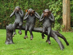 Tuinbeeld - bronzen beeld - 3 Apen op boomstronk, horen zien zwijgen - 67 cm hoog