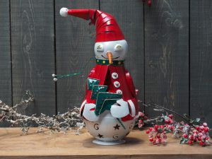 Metalen beeld - Kerst - Sneeuwpop - 41 cm hoog - rood