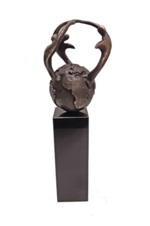 Brons beeld Sculptuur als wereldbol “Samen voor elkaar zorgen” H 22 cm Martinique
