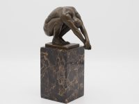 Tuinbeeld - bronzen beeld - Duiker op marmer sokkel
