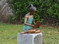 Tuinbeeld - bronzen beeld - Lezend meisje Bronzartes