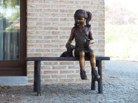 Tuinbeeld - bronzen beeld - Meisje op bank