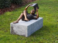 Tuinbeeld - bronzen beeld - Liggende jongen Bronzartes