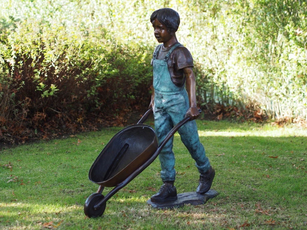 Tuinbeeld - bronzen beeld - Jongen met kruiwagen