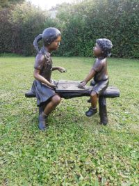 Tuinbeeld - bronzen beeld - Jongen en meisje op bank
